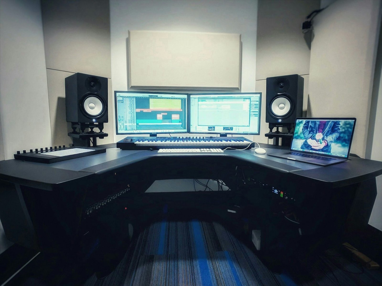A tidy desk with cables managed out of sight